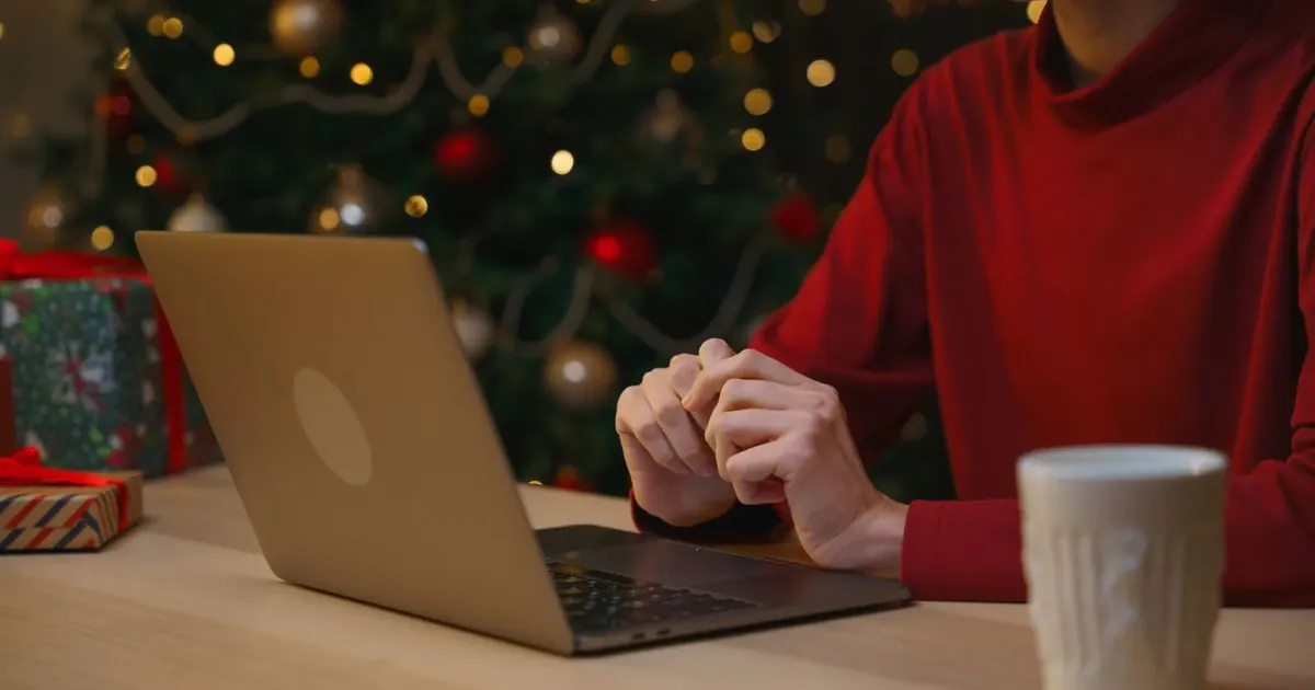 Nákup na notebooku u vánočního stromku