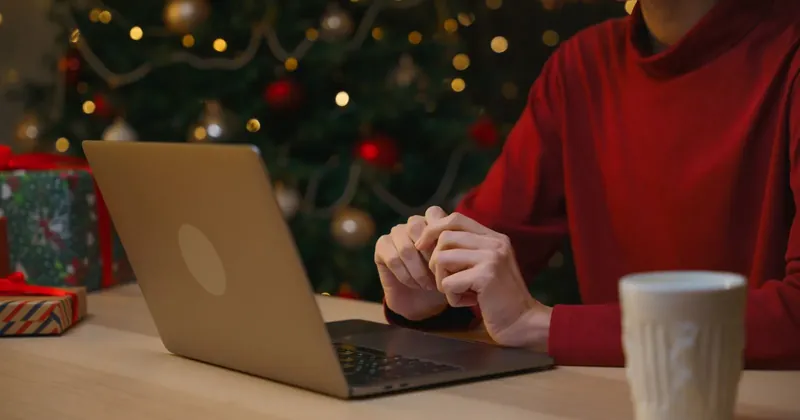 Nákup na notebooku u vánočního stromku