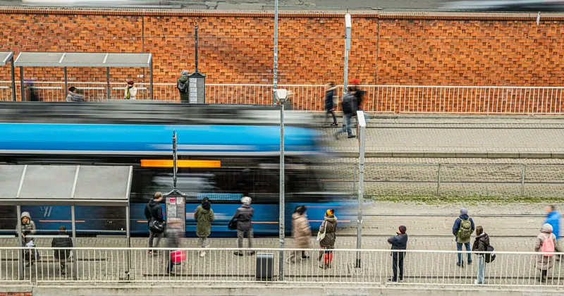 Cestující na zastávce tramvaje