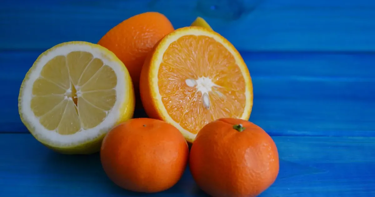 Pomeranče a citrony na modrém podkladu