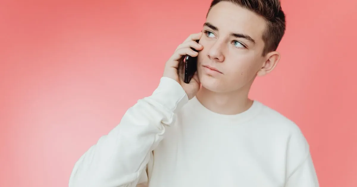 Mladý muž telefonuje