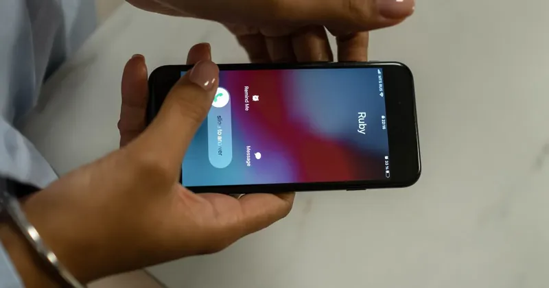 Telefon s příchozím hovorem v rukou
