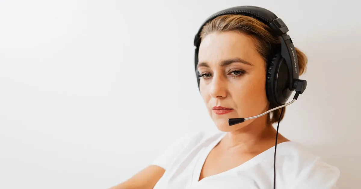 Operátorka call centra se sluchátky