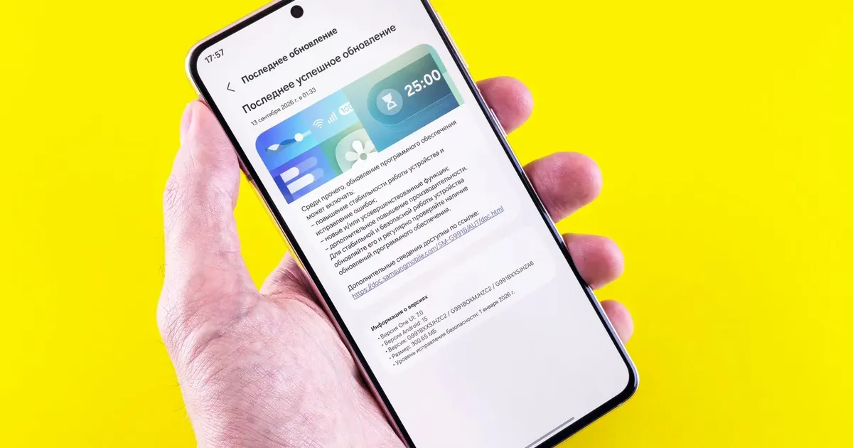 Ruka drží telefon s upozorněním na displeji
