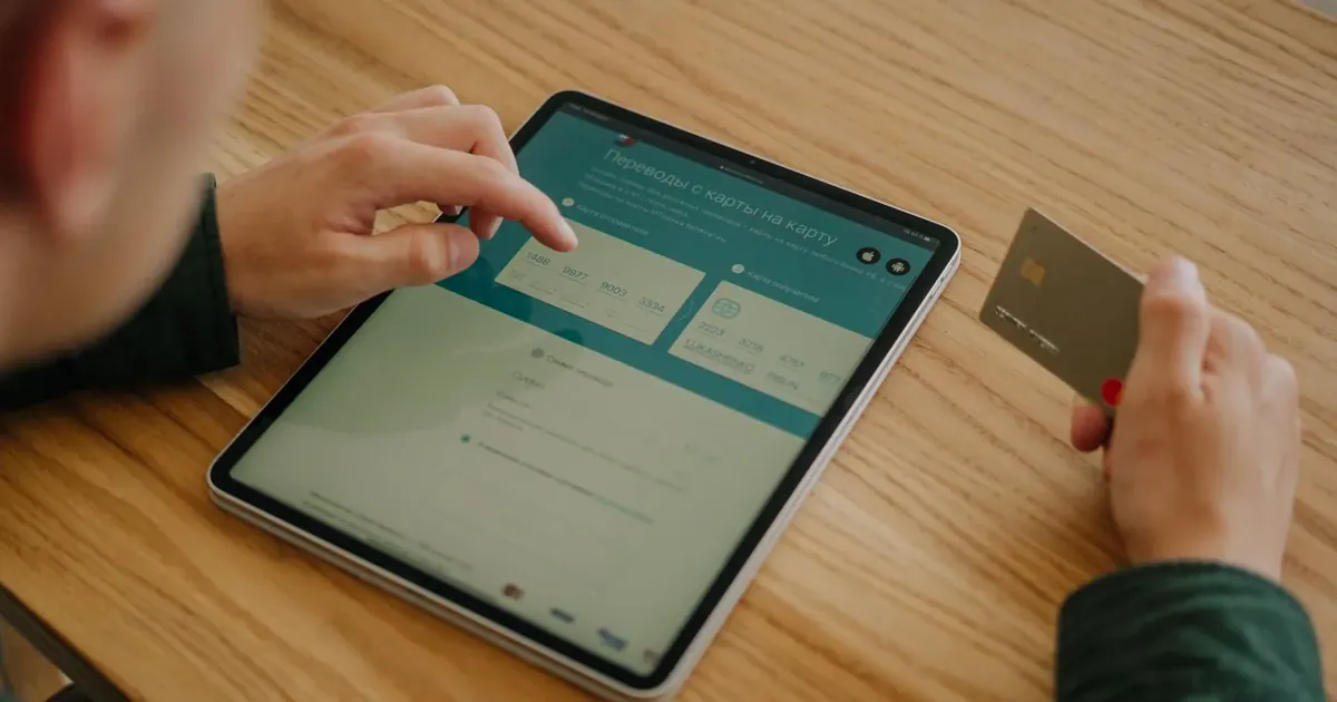 Platební karta a bankovní aplikace na tabletu