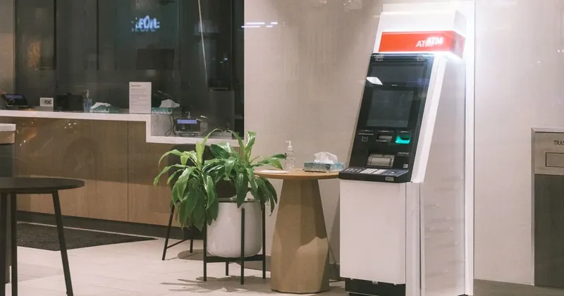 Bankomat v pobočke banky