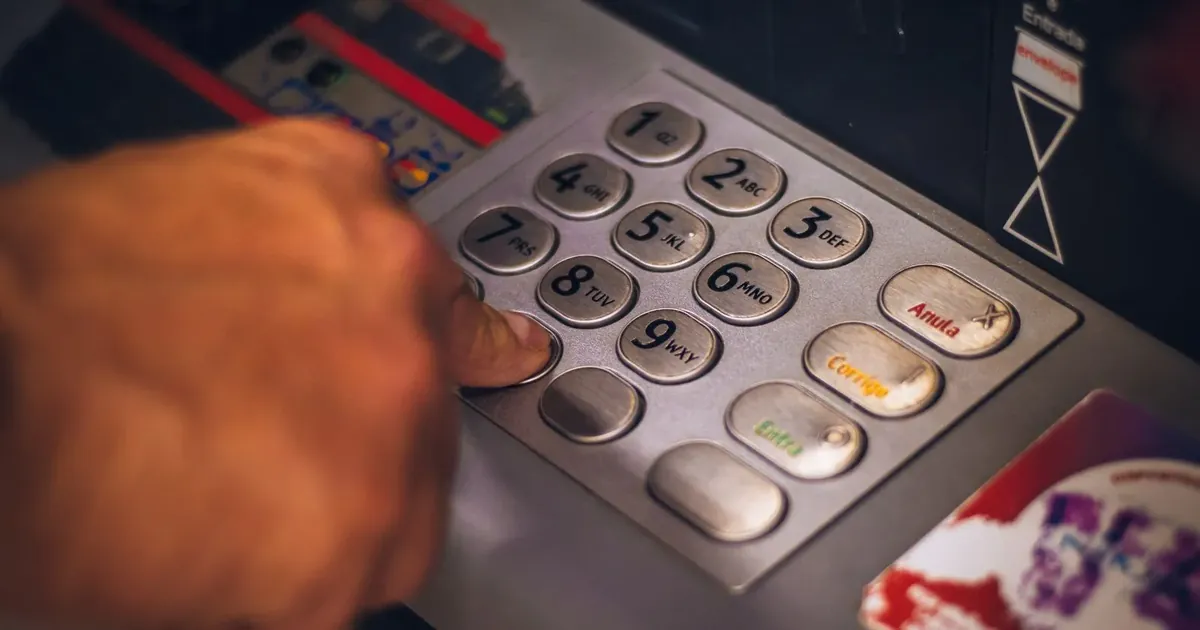 Zadávanie PIN kódu na bankomate