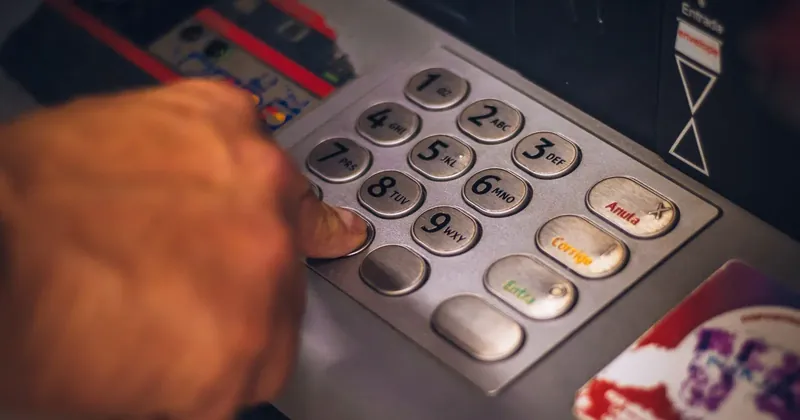 Zadávanie PIN kódu na bankomate