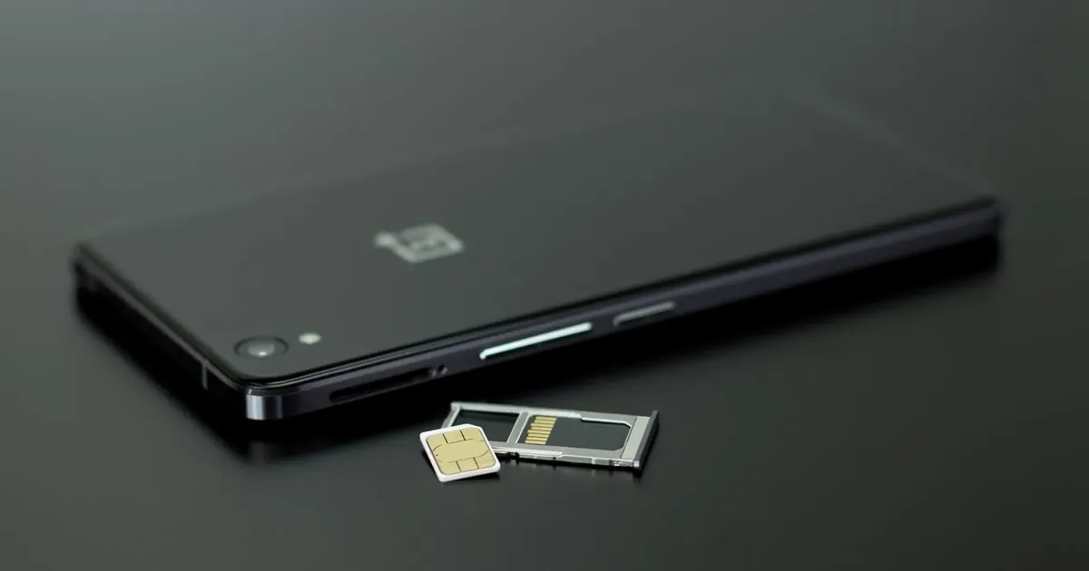 Mobil a vysunutý držiak SIM karty