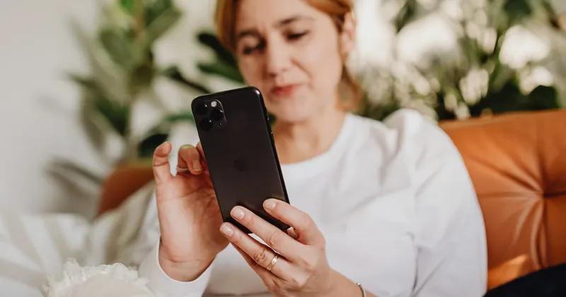 Žena čte zprávu v telefonu