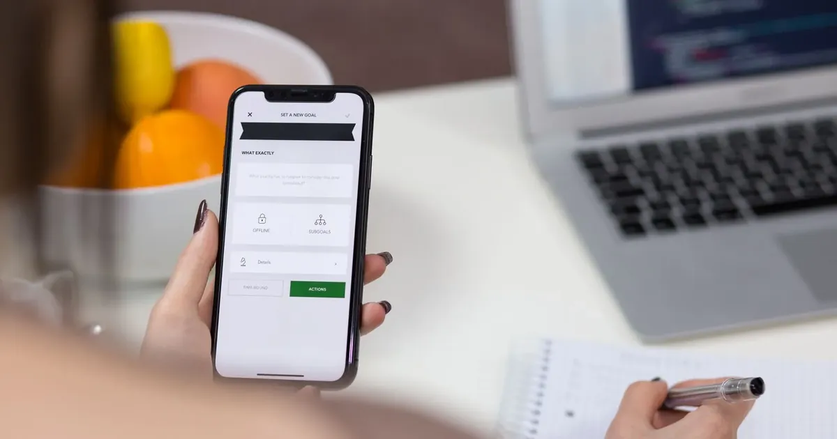 Žena vyplňuje dotazník v mobilu
