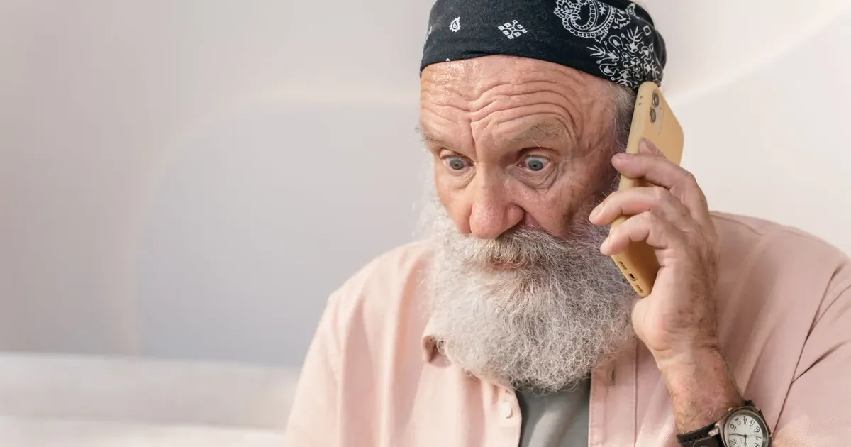 Překvapený starší muž telefonuje