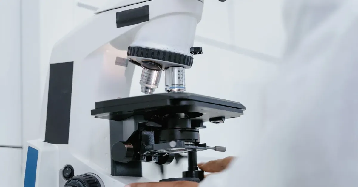 Mikroskop v laboratoři