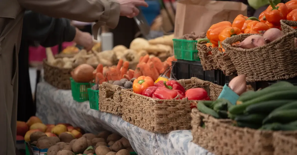 Košíky se zeleninou na farmářském trhu