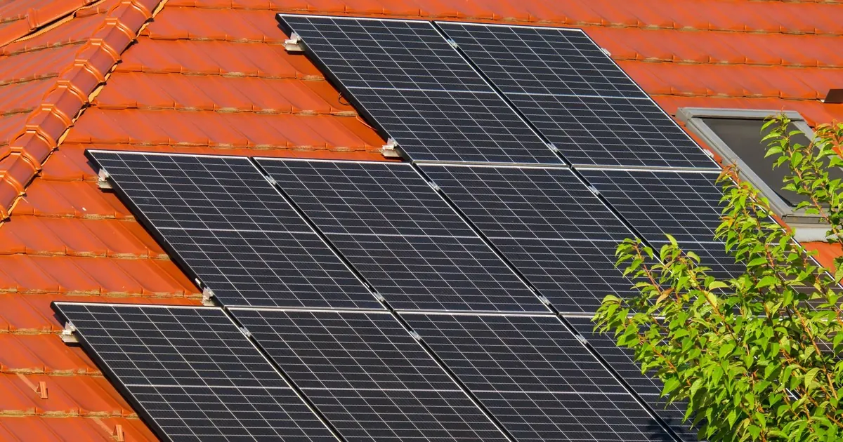 Solární panely na střeše s pálenými taškami