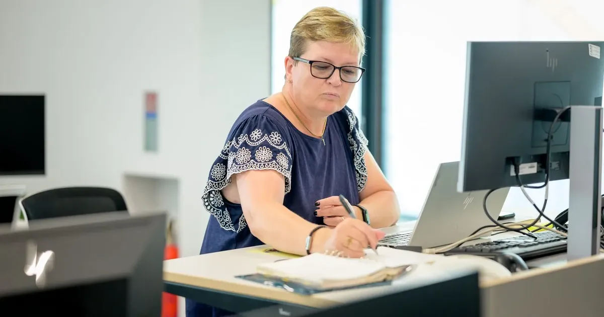 Žena pracuje v kanceláři