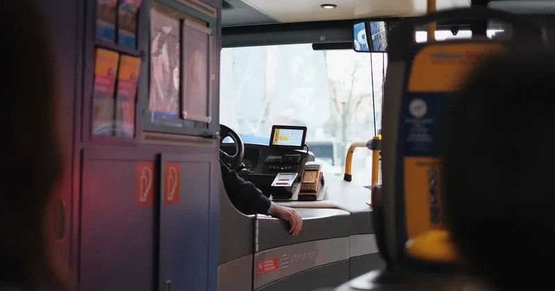 Interiér autobusu MHD u řidiče