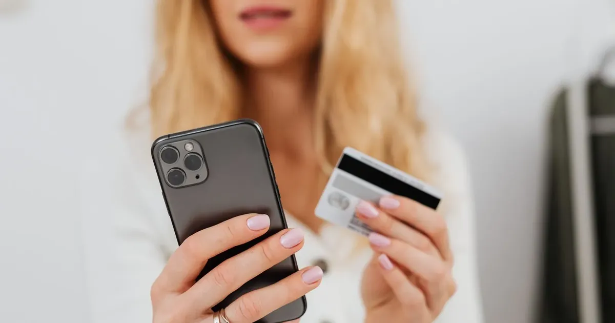 Žena platí kartou v mobilu