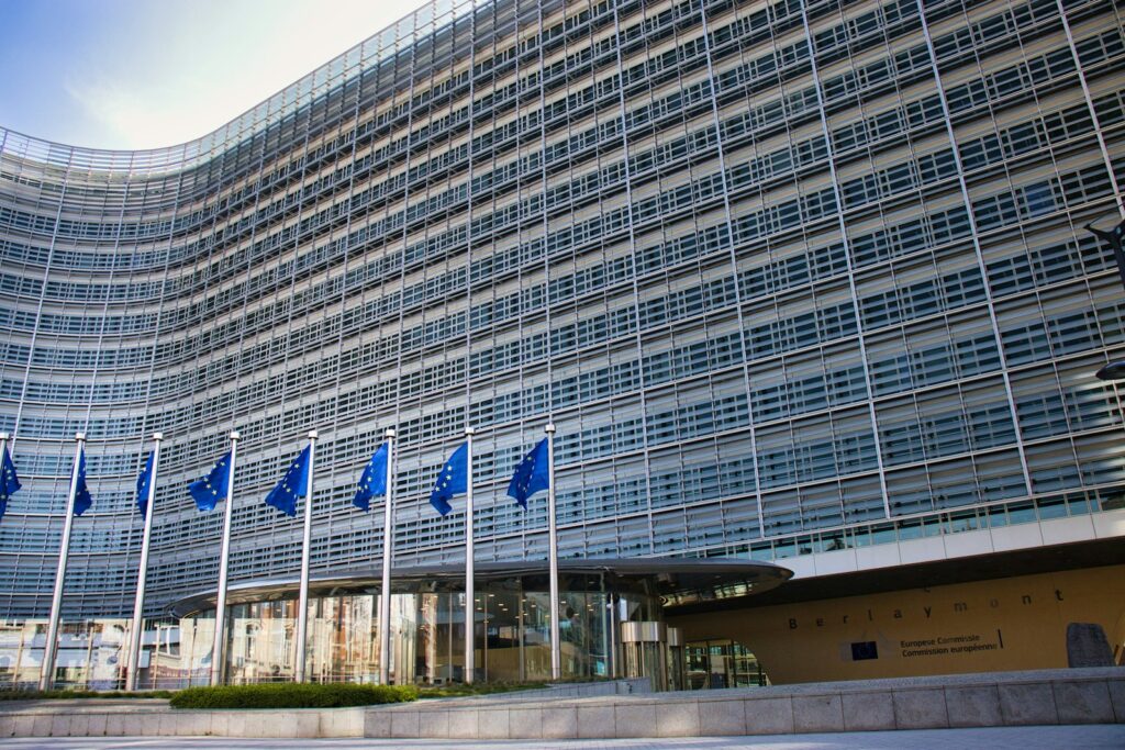 Sídlo Evropského parlamentu v Bruselu s vlajkami EU
