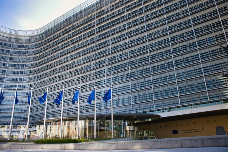 Sídlo Evropského parlamentu v Bruselu s vlajkami EU
