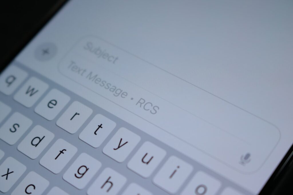 Telefon s podezřelou SMS od Zásilkovny nebo PPL
