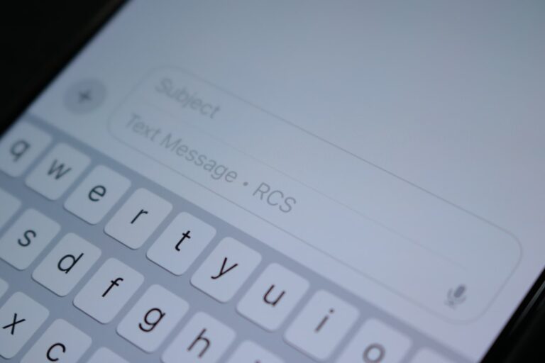 Telefon s podezřelou SMS od Zásilkovny nebo PPL
