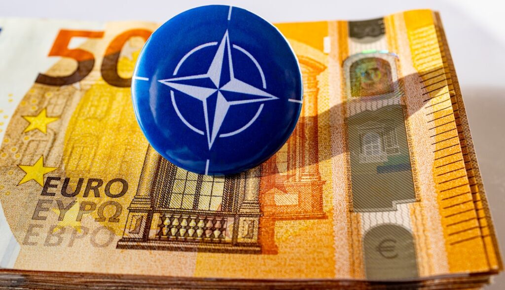 Platby do EU a příjmy ČR - peníze a vlajka EU